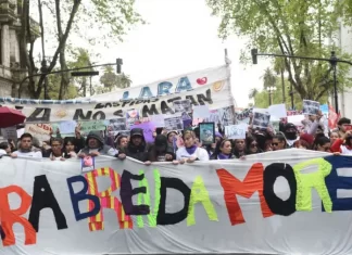 Masiva movilización de Ni Una Menos por el triple femicidio